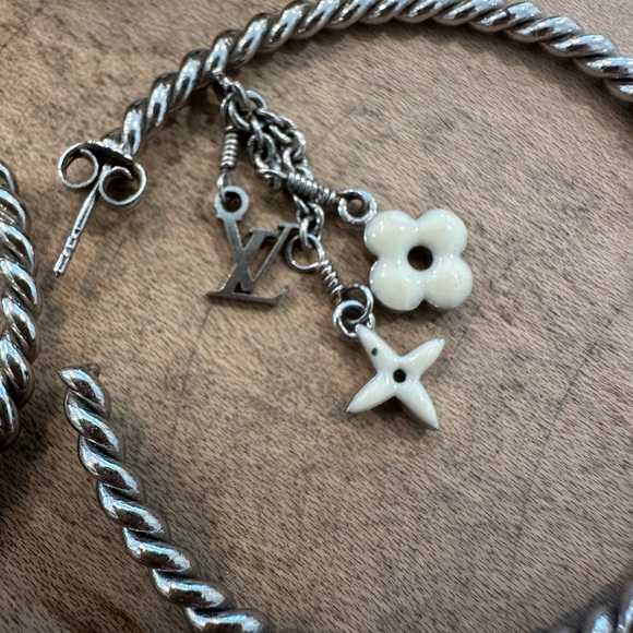 LOUIS VUITTON MONOGRAM TWIST SILVER EARRING in excellent shape. โจโ๏ธ๐๐ - Picture 5 of 5